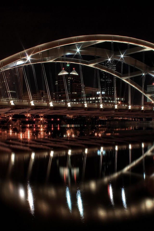 Ночные огни на пешеходном мосту