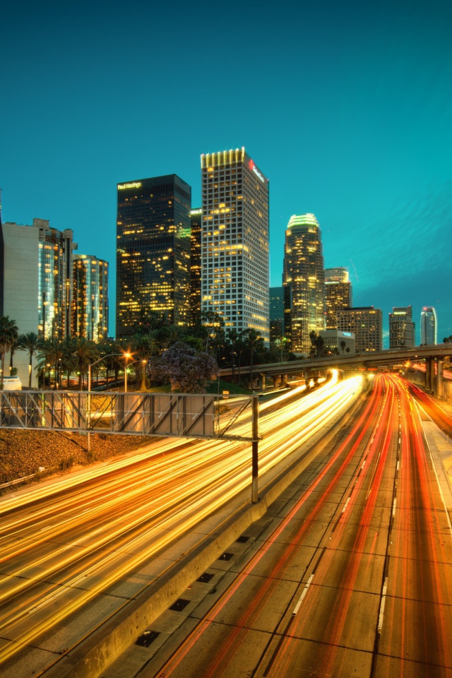 Ночное движение на трассе в городе