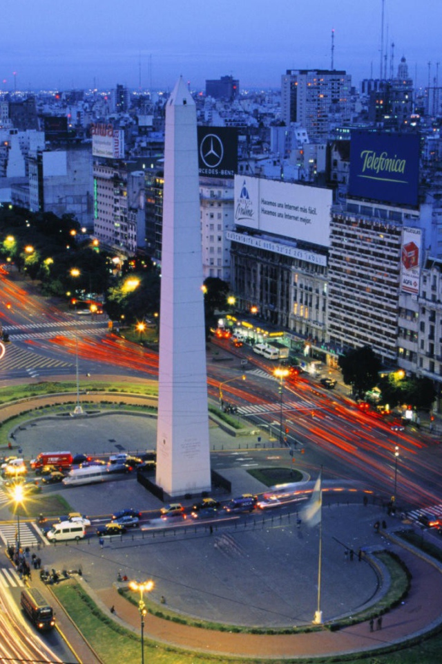 Обелиск на площади в Буэнос-Айресе