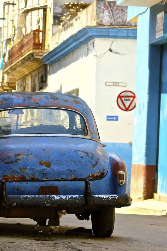 Старое авто на улице в Гаване