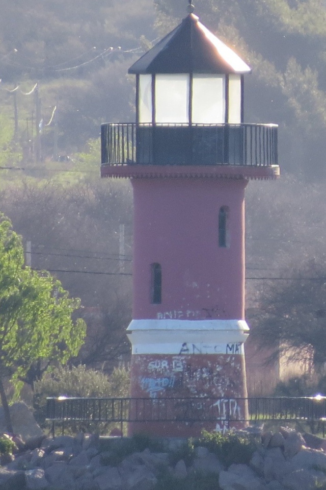 Старый маяк на берегу моря