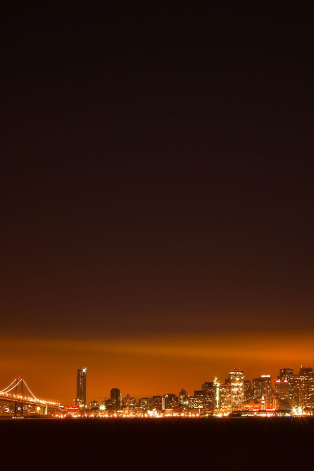 Оранжевое сияние над городом