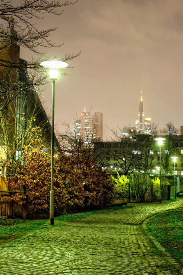 Мощеная аллея в городском сквере