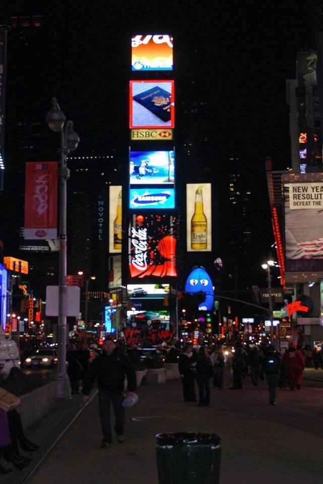 Пешеходная улица в центре большого города