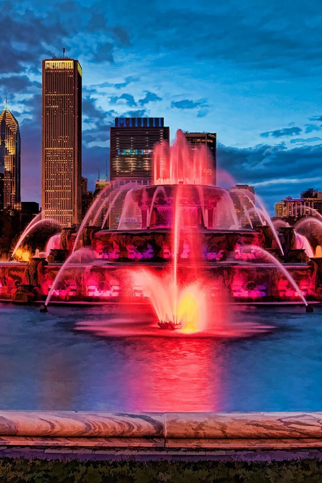 Розовая подсветка фонтана в городе