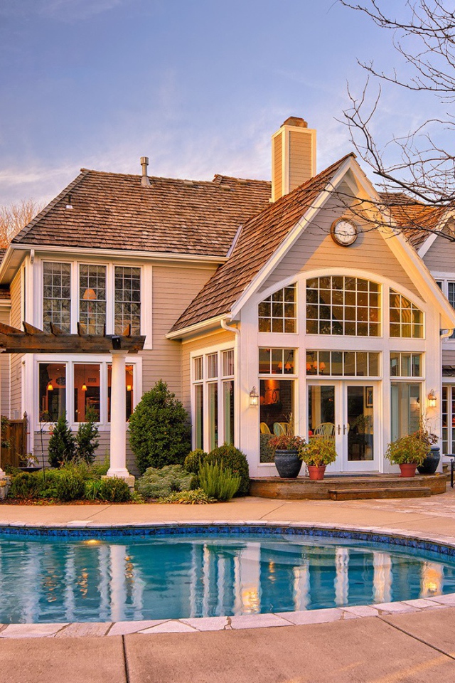 Бассейн у дома в спальном районе