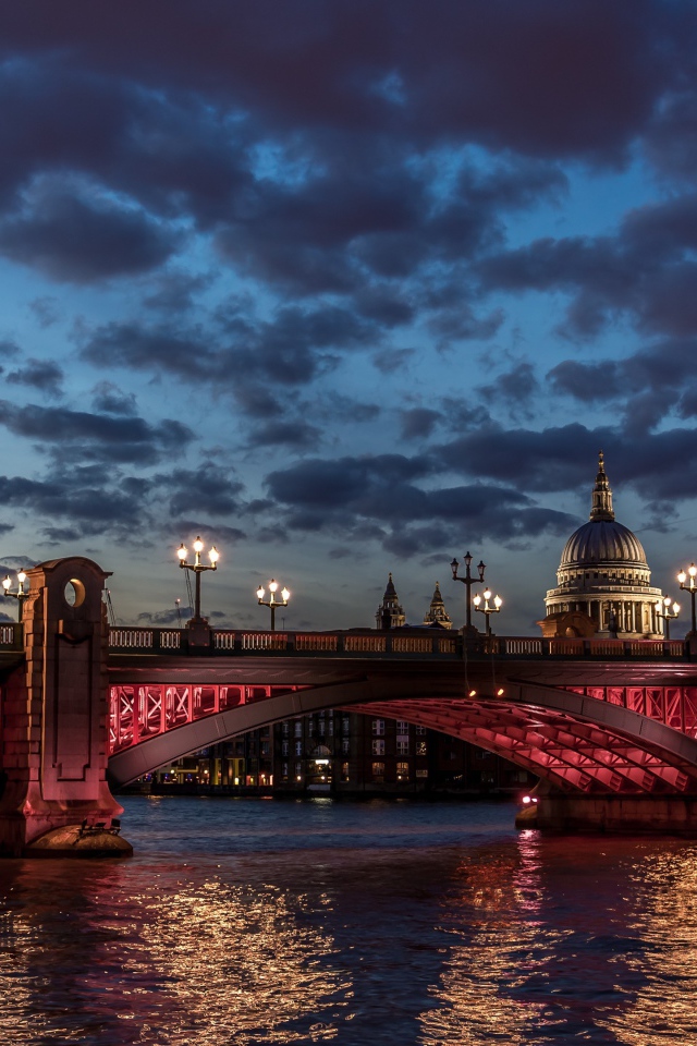 Красная подсветка моста в Лондоне