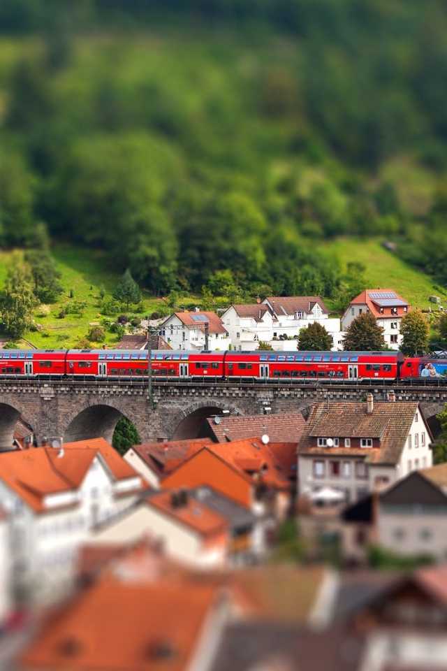 Красный поезд на мосту