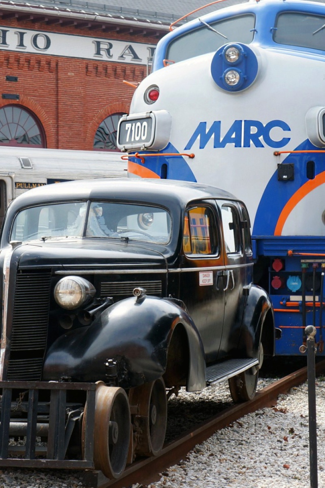 Ретро автомобиль и локомотив на рельсах