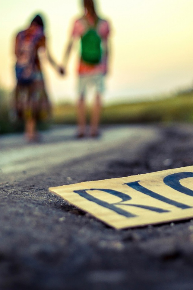 Знак Рига на обочине дороги