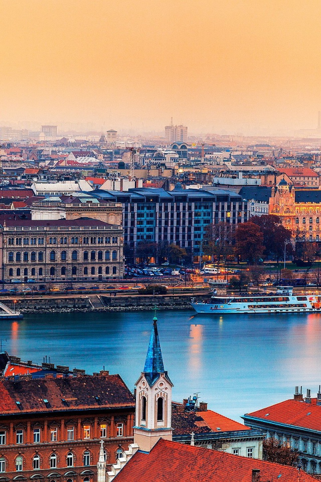 Река в городе Будапешт