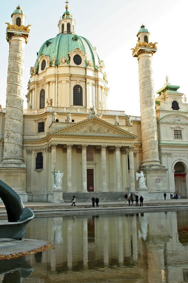 Скульптура в пруду напротив собора