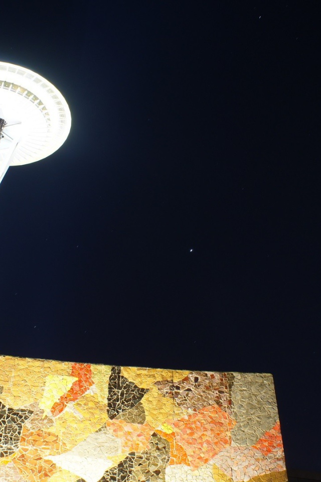 Сияющая телебашня в Сиэтле