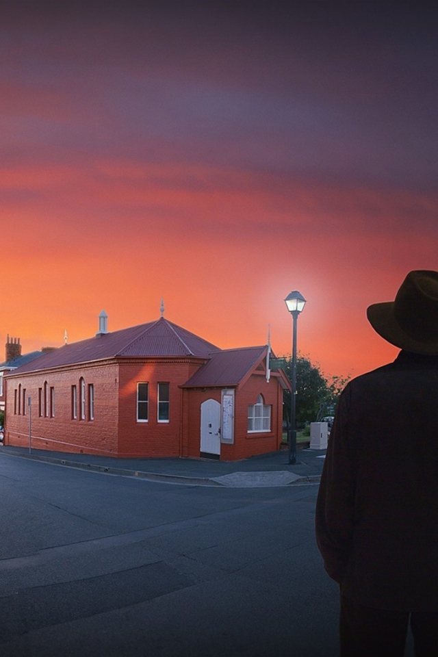 Силуэт мужчины на фоне городской улицы
