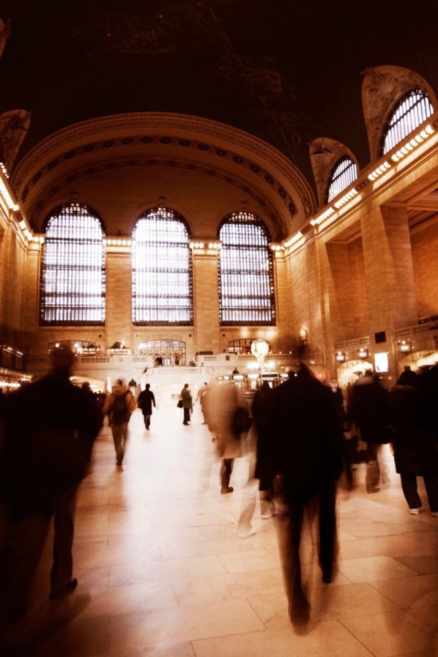 Силуэты прохожих на вокзале в Нью-Йорке