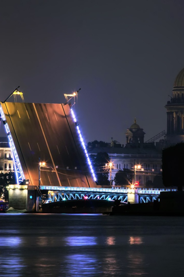 Разведенный мост в Санкт Петербурге