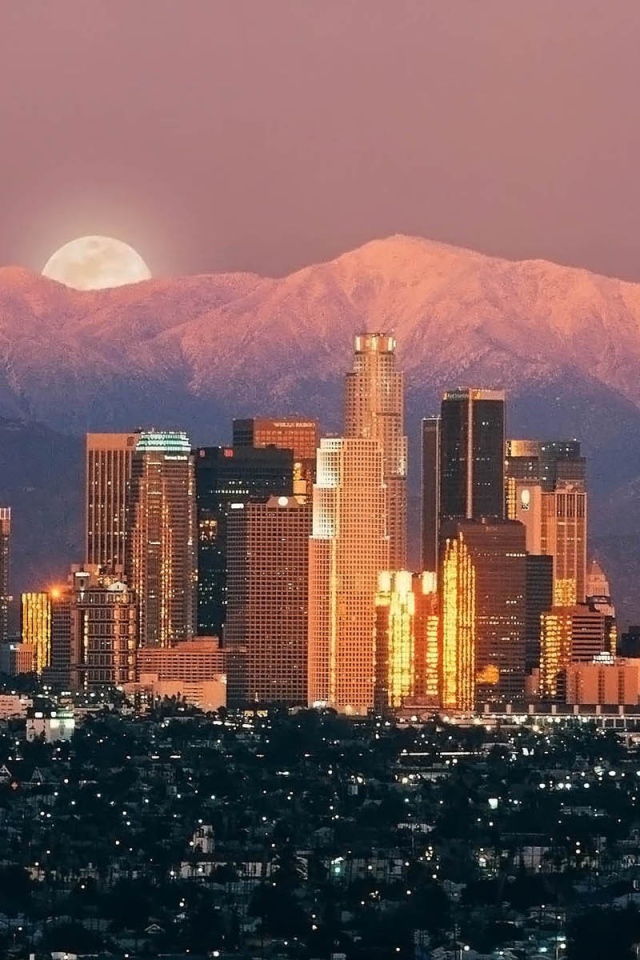 Небоскребы города на фоне гор