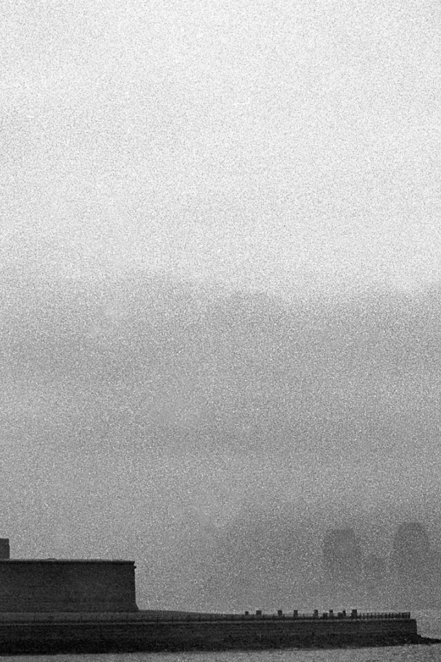 Статуя Свободы в серой мгле, Нью-Йорк