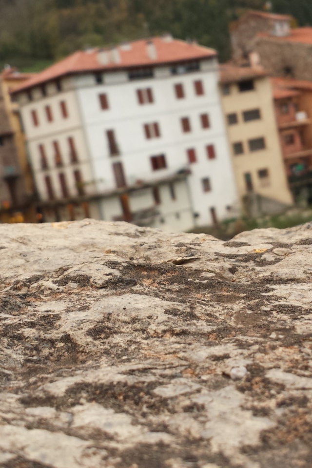 Камень на фоне городских домов, Барселона