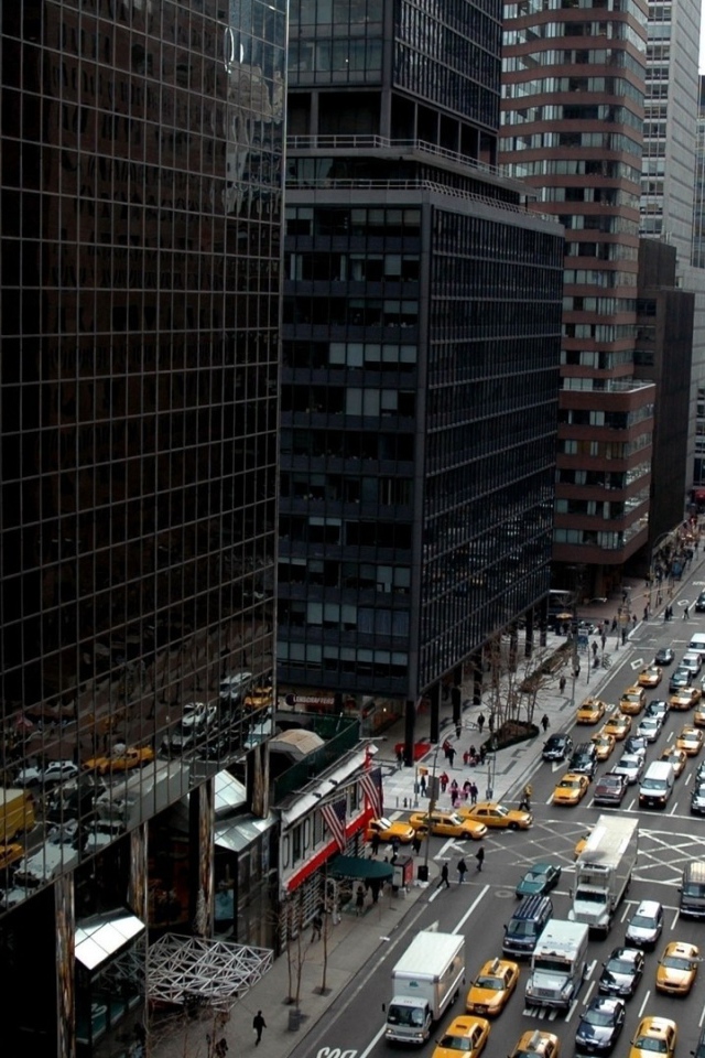 Улица между небоскребами в Нью-Йорке