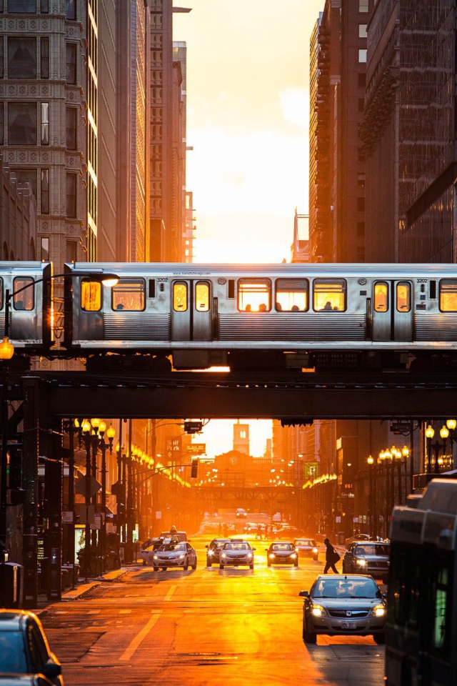 Поезд метро пересекает улицу в Чикаго