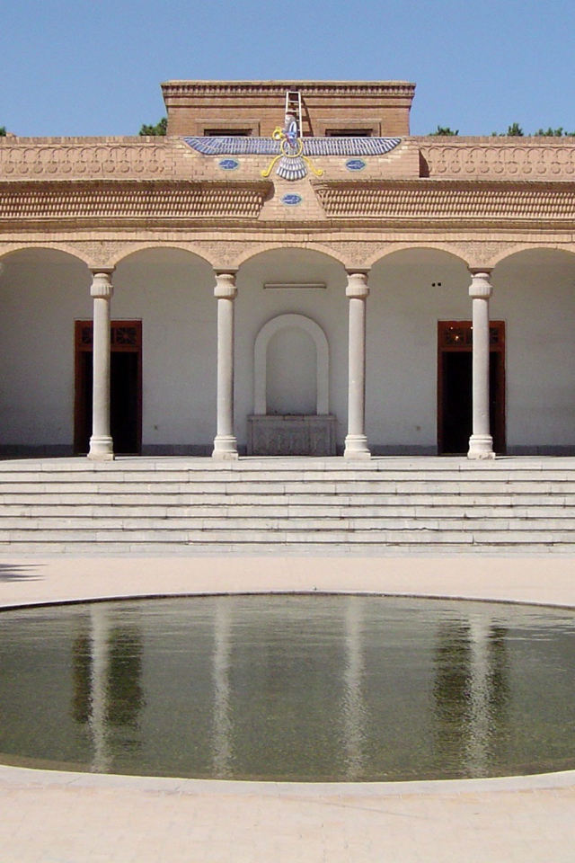 Бассейн во дворе, Иран