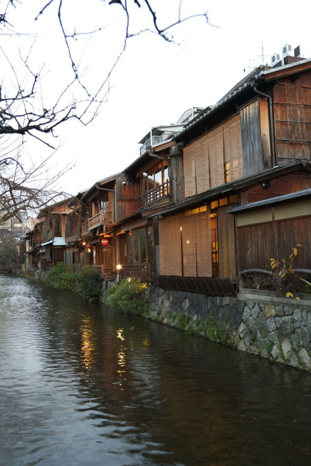 Канал у домов в городе в Азии