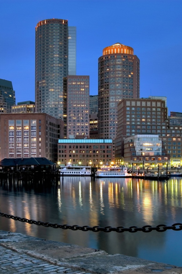 Первые вечерние огни города