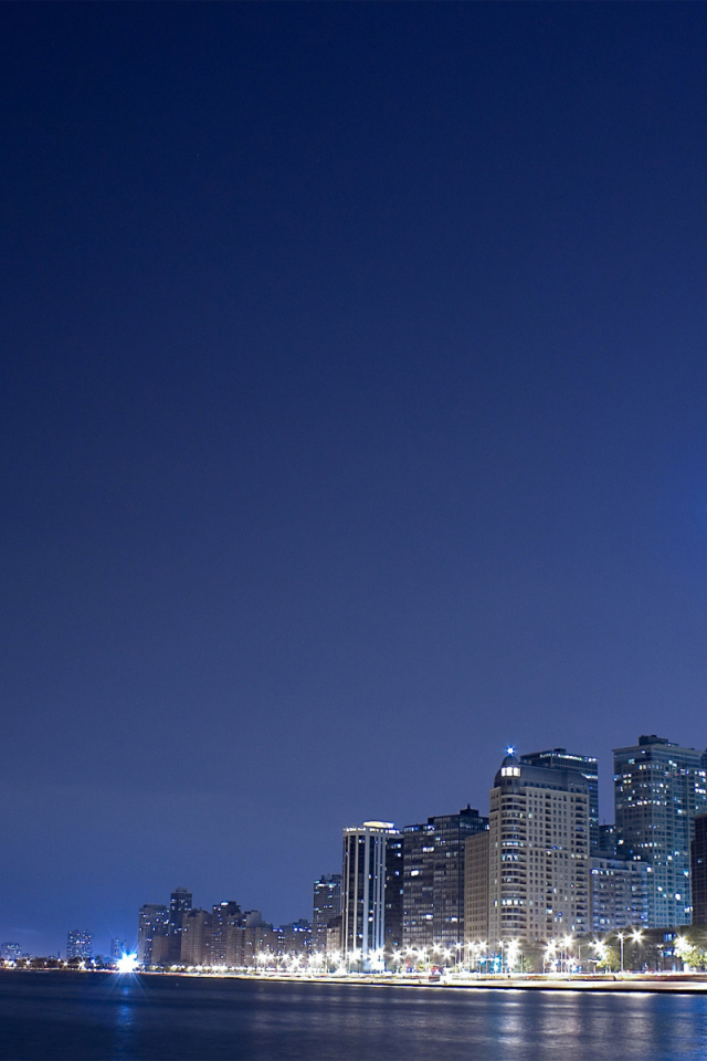 Огни города на берегу реки вечером