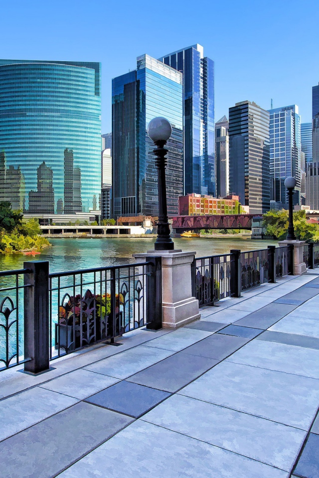 Пешеходная набережная в большом городе