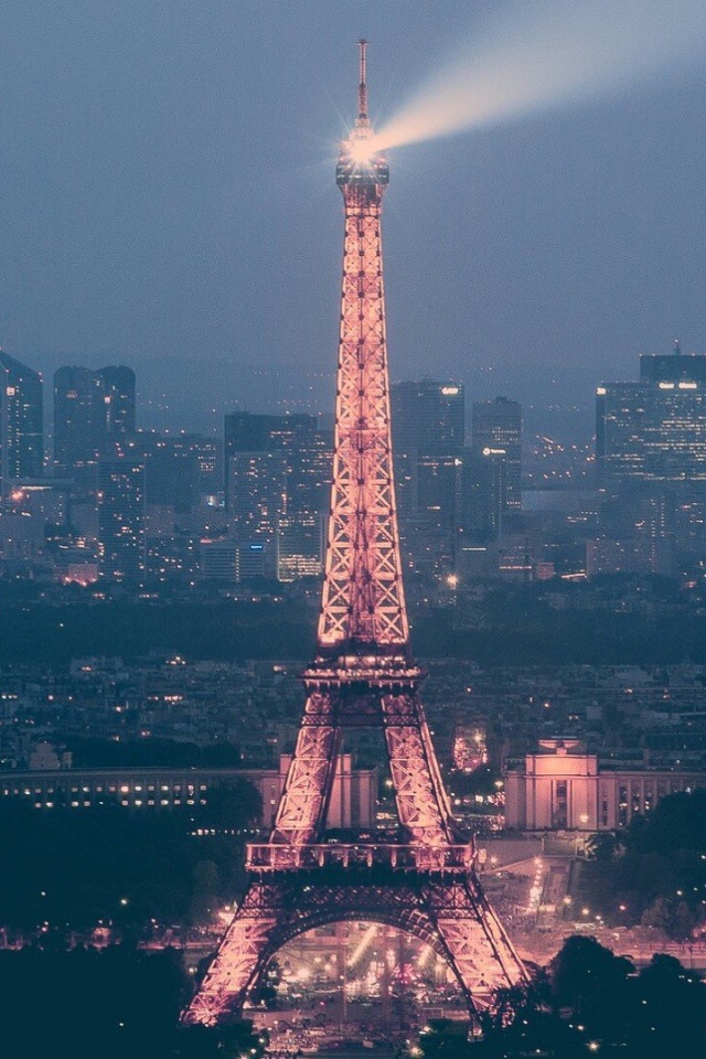 Луч прожектора на Эйфелевой башне