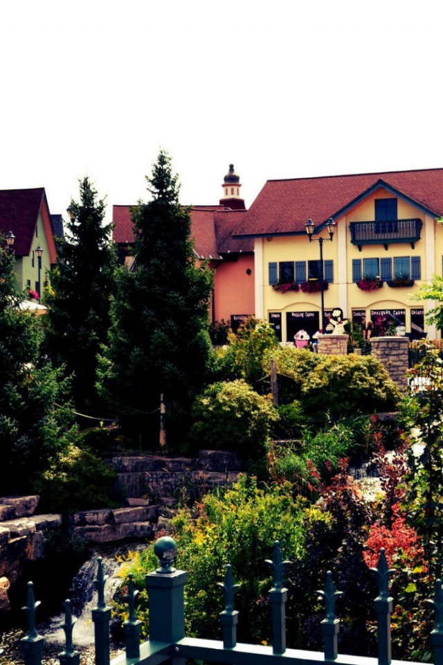 Городок утопает в зелени