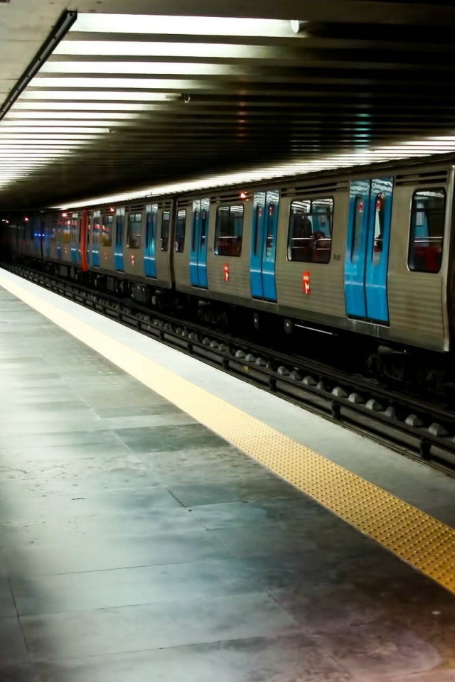 Поезд стоит на станции метро