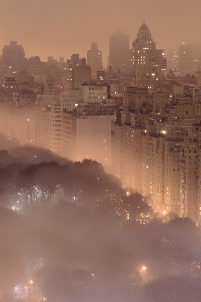 Густой туман в вечернем Нью-Йорке