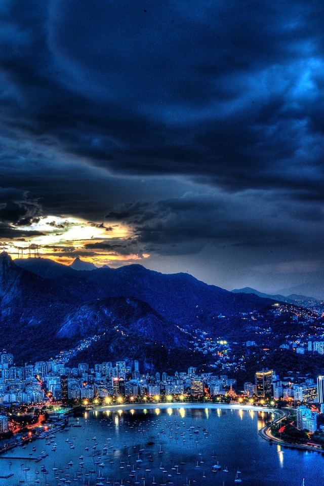 Гроза над городом после заката солнца