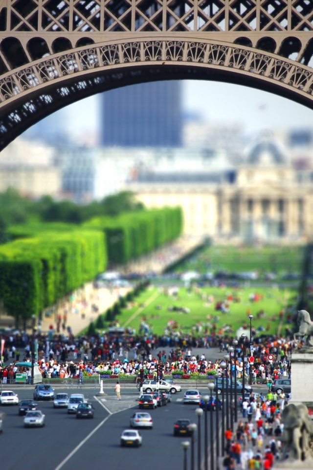 Туристы у подножия Эйфелевой башни