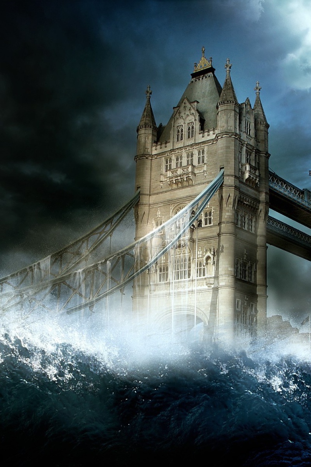 Тауэрский мост тонет в волнах во время шторма