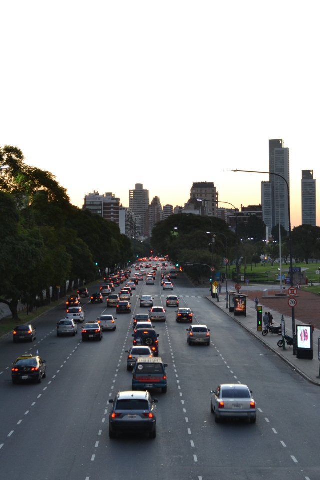 Движение на шоссе в Буэнос-Айресе