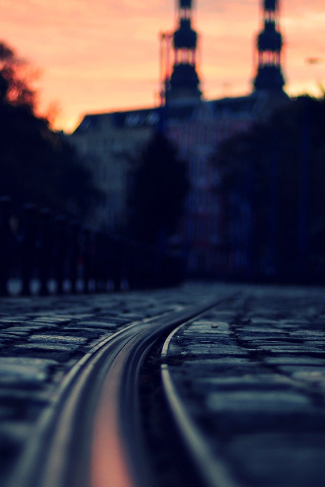 Рельсы для трамвая среди брусчатки