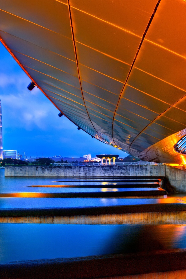 Перепад высот в реке в городе