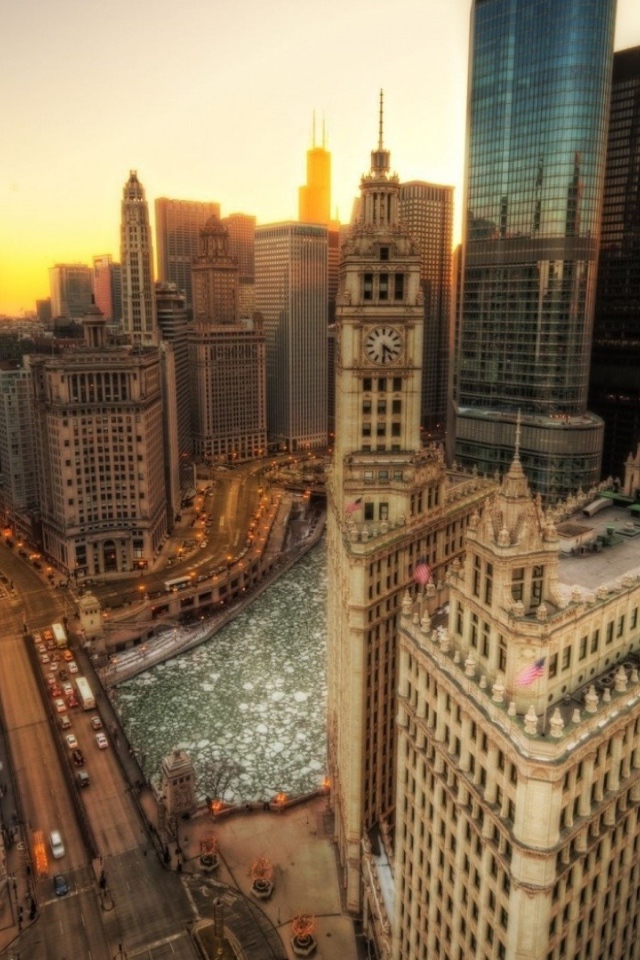 Зимняя река среди небоскребов