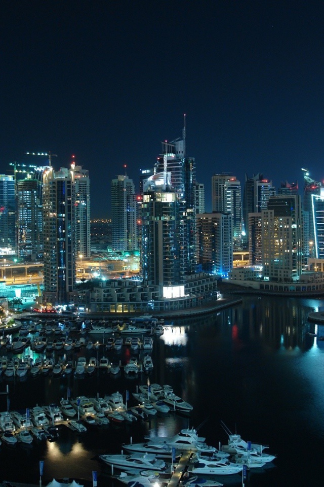 Яхты в порту большого ночного города