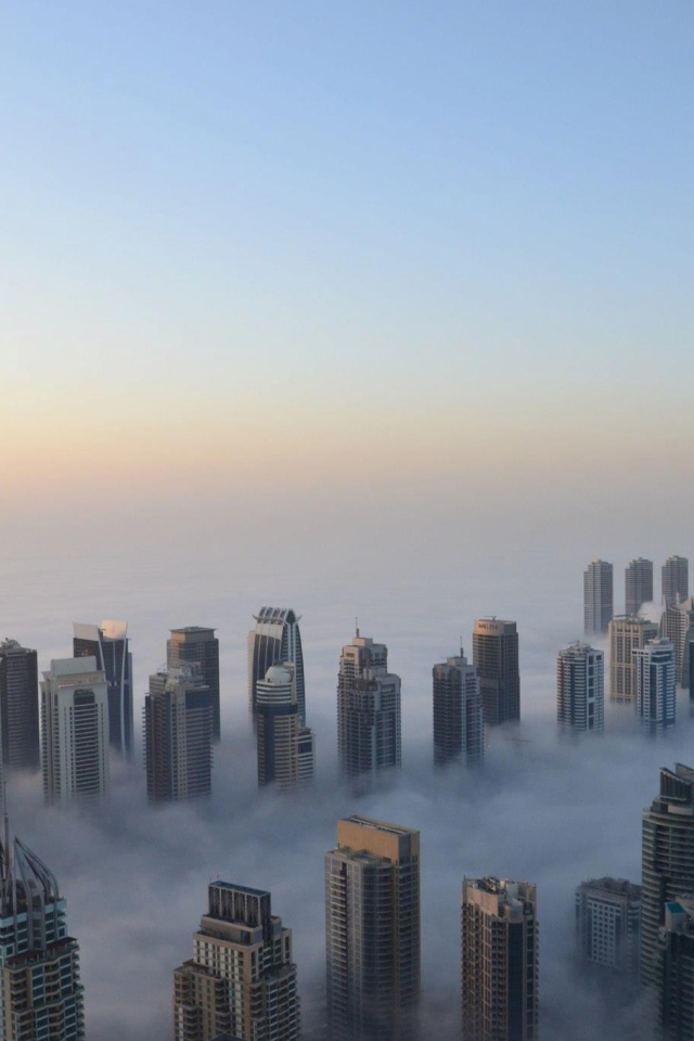 Город Дубаи в облаках