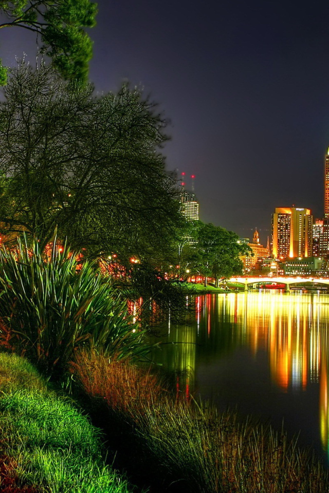 Отражение огней города в реке