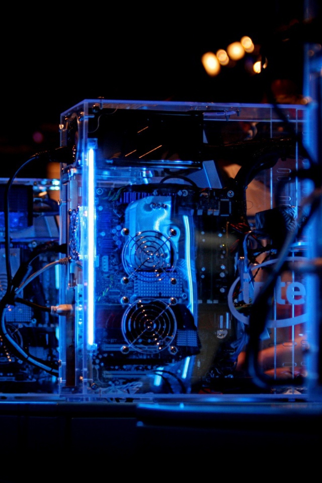 Голубая подсветка компьютеров Intel в дата центре