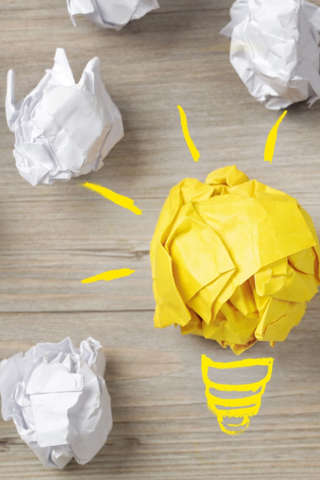 Комок желтой бумаги среди белых