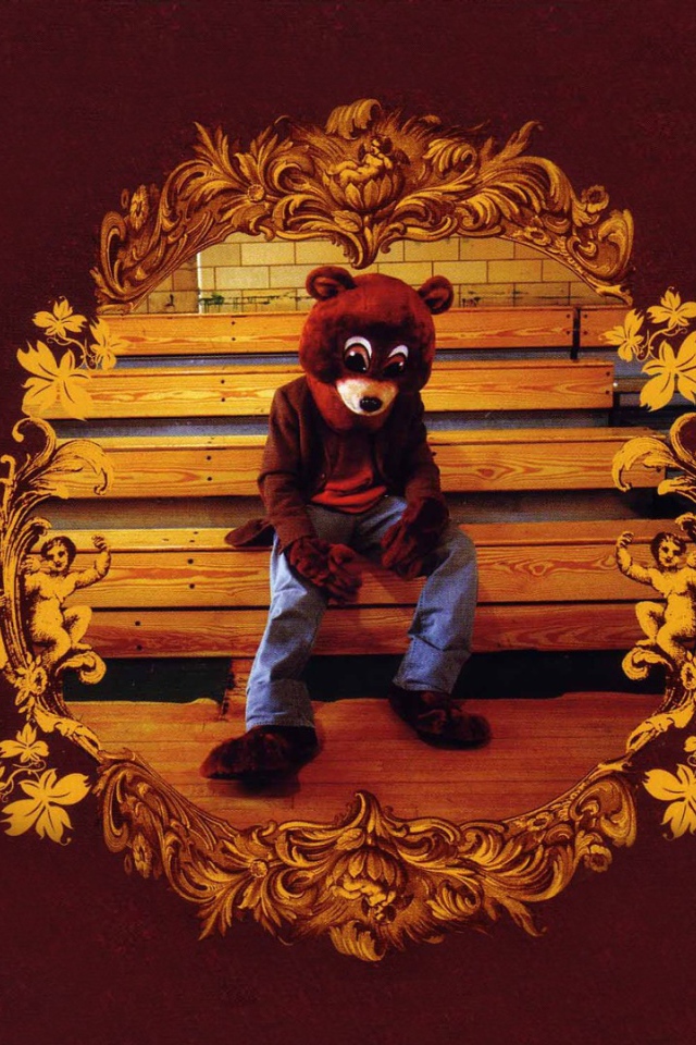 Человек в костюме медведя сидит на лавке