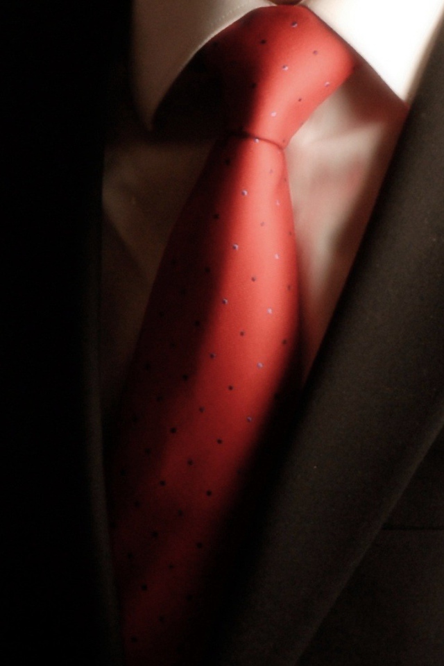 Мужчина в костюме и красном галстуке