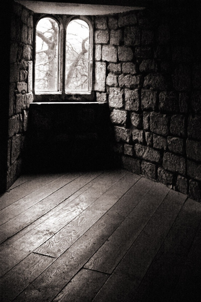 Маленькое окошко в каменных стенах