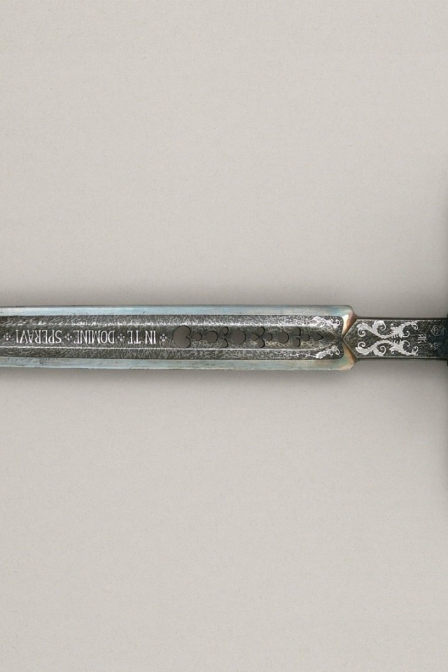 Старинный клинок с резьбой